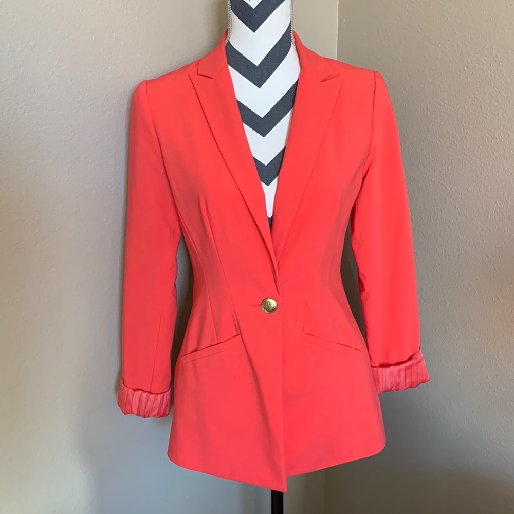 Pink blazer with 2 front pockets